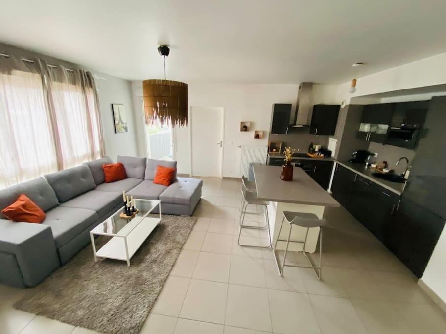 Апартаменты Grand Appt Proche Paris Parking Обервилье Экстерьер фото